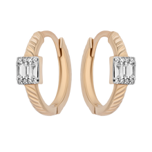 Load image into Gallery viewer, Ribbed Huggie with Diamond Center

